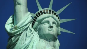 EMPLEO DE ESTADOS UNIDOS ELEVA PROBABILIDAD DE ALZA DE TASA DE LA FED