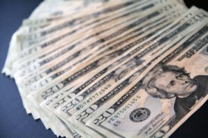 El peso se deprecia afectado por expectativa de reforma tributaria de EEUU