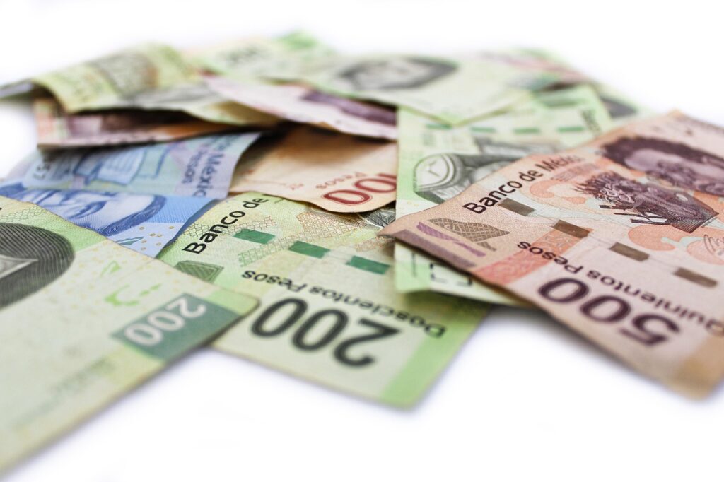El peso mexicano y el dólar canadiense pierden frente al dólar