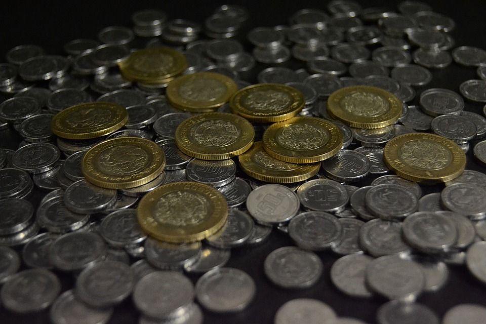 El peso inicia la sesión con una depreciación moderada de 0.08% o 1.5 centavos, cotizando alrededor de 18.74 pesos por dólar, ante un fortalecimiento del dólar previo al anuncio de política monetaria de la Reserva Federal programado para hoy a las 13:00 horas.