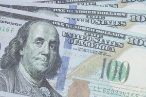 The peso begins the session with a depreciation of 0.92% or 20.3 cents, trading around 22.36 pesos per dollar, with the exchange rate resuming its upward trend that began last Friday.