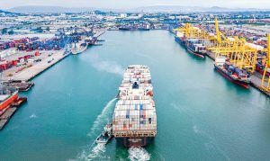 La flota de Singapur alcanza 2,861 buques de más de 1.000 toneladas de registro bruto y es la cuarta mayor del mundo, de acuerdo con un informe de la Organización Mundial de Comercio (OMC). Singapore's fleet reaches 2,861 vessels over 1,000 gross registered tonnes and is the fourth largest in the world, according to a report by the World Trade Organization (WTO).