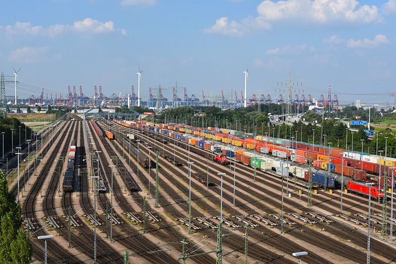 Las exportaciones de Alemania (Bienes y servicios) fueron 2.1% menores en febrero de 2021 que en el mismo mes del año anterior, de acuerdo con datos provisionales de la Oficina Federal de Estadística (Destatis). Germany's exports (Goods and services) were 2.1% lower in February 2021 than in the same month of the previous year, according to provisional data from the Federal Statistical Office (Destatis).
