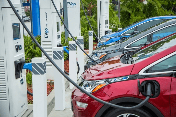 Os Estados Unidos lideram o investimento em veículos elétricos na América do Norte