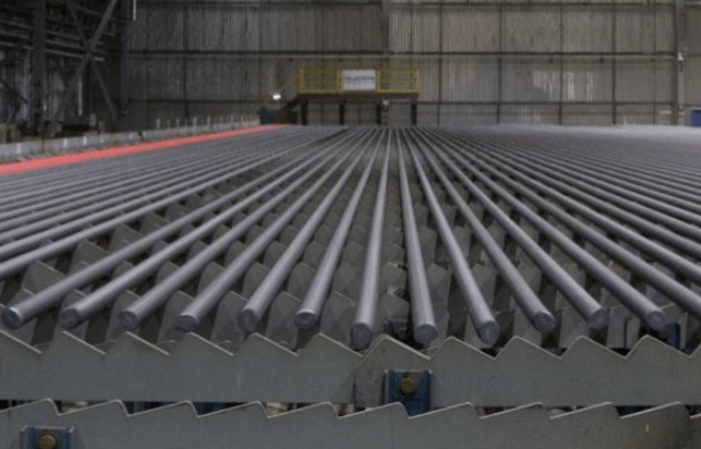La producción de acero en China aumentó aproximadamente de 1,100 millones de toneladas en 2019 a 1,160 millones de toneladas en 2020, de acuerdo con la empresa Nucor. Steel production in China increased from approximately 1.1 billion tonnes in 2019 to 1.160 million tonnes in 2020, according to the Nucor company.