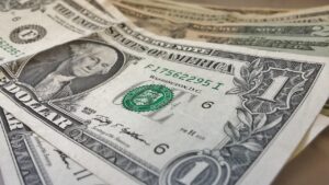 El peso se aprecia frente al dólar a 20.48 unidades