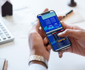 ¿Cómo enviar dinero sin comisiones desde una app financiera?