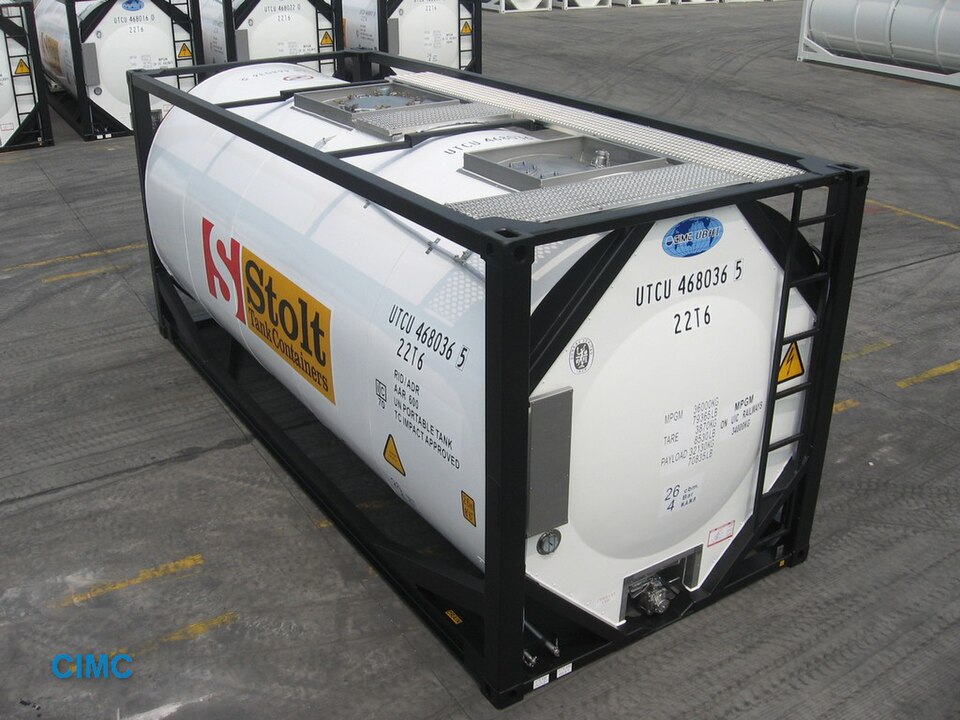 Isotanque cilíndrico de acero inoxidable CIMC dentro de una estructura metálica cúbica, diseñado para el transporte multimodal y almacenamiento seguro de productos químicos o líquidos a granel en comercio internacional.