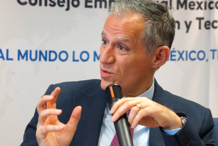 Kenneth Smith habla ante micrófonos en conferencia de prensa sobre la postura de Estados Unidos en la revisión del T-MEC y el papel negociador de Jamieson Greer.