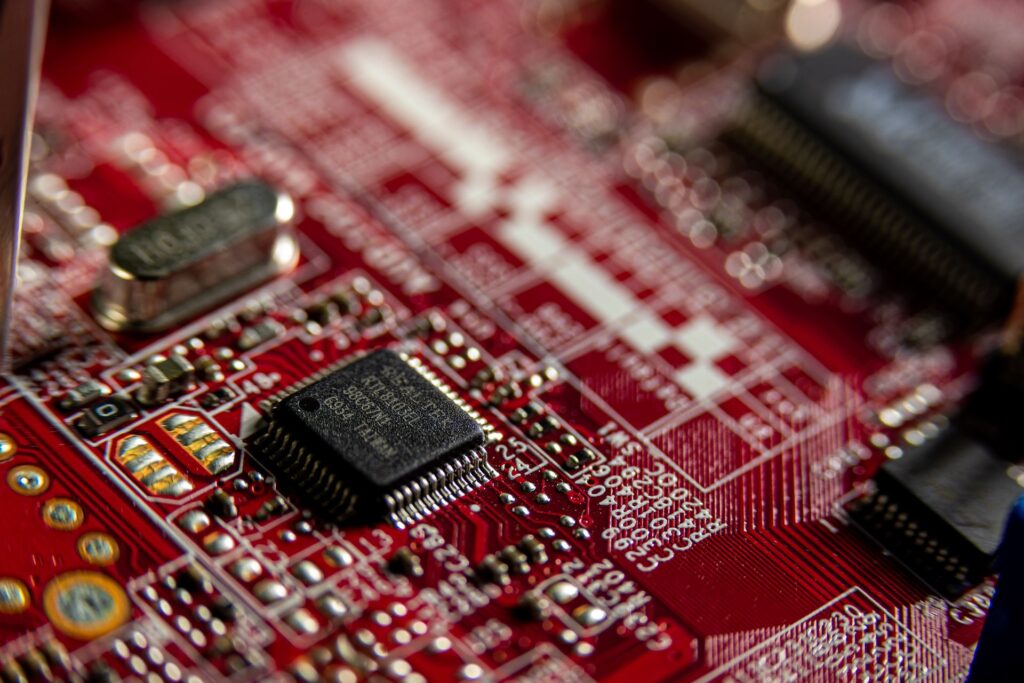 Computer motherboard with semiconductors and electronic circuits, symbolizing the industry’s dependence on imported components and the impact that tariffs can have on technology production.