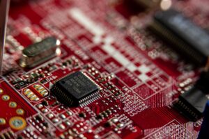 Computer motherboard with semiconductors and electronic circuits, symbolizing the industry’s dependence on imported components and the impact that tariffs can have on technology production.