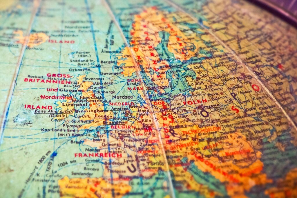 Image rapprochée d'un globe terrestre vintage centré sur l'Europe occidentale et du Nord. L'Islande est visible en haut à gauche, séparée du continent, avec des frontières et des noms de pays nets. S’intégrer sans se dissoudre.