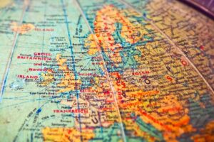 Image rapprochée d'un globe terrestre vintage centré sur l'Europe occidentale et du Nord. L'Islande est visible en haut à gauche, séparée du continent, avec des frontières et des noms de pays nets. S’intégrer sans se dissoudre.