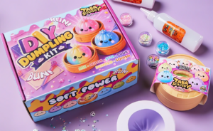Kit de manualidades DIY para fabricar juguetes antiestrés en forma de dumpling, con moldes, botes de purpurina y resina sobre una superficie rosa claro orientada al bienestar táctil. The Global Rise of Interactive DIY Crafts and Premium Sensory Squishy Toys in 2026.