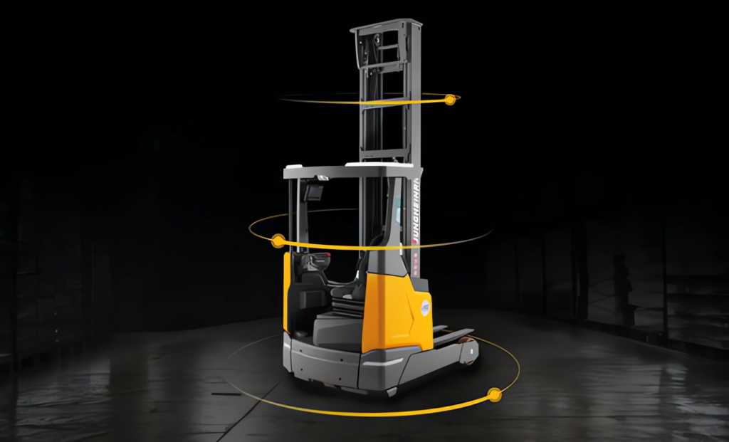 Imagen publicitaria de una carretilla retráctil amarilla y gris en un almacén oscuro, con líneas de movimiento orbitales que resaltan su maniobrabilidad y tecnología avanzada para espacios verticales. Estanterías de gran altura para maximizar la capacidad de almacenamiento.
